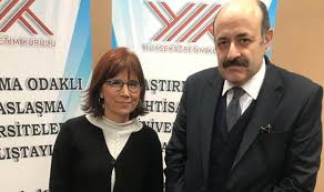 1995 yılında doçentlik kadrosuna atanmıştır. Yok Baskani Sarac Ozel Universite Tartisilabilir