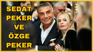Sedat peker babasının solcu olduğunu söyledi ve sülalemizdeki tek solcu rahmetli babam olduğu için, solcuların okuduğu klasik romanları çok ufak yaşlarımdayken okuma imkanına sahip olmuştum dedi. Sedat Peker Ve Esi Ozge Peker Youtube