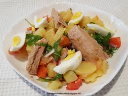 Insalata Di Patate Con Tonno Cipolla Rucola E Pomodori