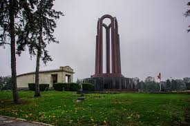 Parcul carol a fost amenajat începând cu anul 1900 și inaugurat 6 ani mai târziu, în anul 1906, aflat în sectorul 4 al capitalei. Adrianka Comorile Ascunse Din Parcul Carol