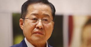 대선 이후, 자유한국당의 전당대회에서 대표로 선출되었다. í™ì¤€í'œ ì¡°êµ­ í–‰íƒœ ìµœìˆœì‹¤ê³¼ ë­ê°€ ë‹¤ë¥¸ê°€ ê¸°ë§‰ížŒ ë‚˜ë¼ ì¤'ì•™ì¼ë³´
