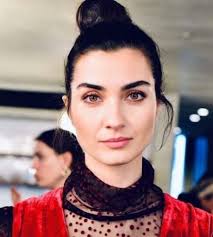 En son tuba büyüküstün sefirin kızı dizisinin final yapmasıyla birlikte soluğu bodrum'da alan tuba büyüküstün, ceket ve bot. Tuba Buyukustun Height Weight Age Net Worth Bio Facts