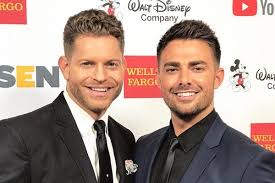 The couple proudly showed off two of the shirts bennett helped make for tipsy eleves, including a cheeky one that paid homage to his mean girls character. Mean Girls Star Jonathan Bennett Reveals He S Dating Tv Host Jaymes Vaughan