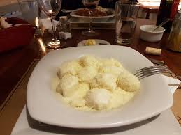 Mezclar la manteca con la crema y colocar en una cacerolita. Noquis Rellenos Con Salsa Blanca Picture Of El Boliche De Alberto San Carlos De Bariloche Tripadvisor