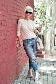 In diesem jahr kombinieren mutige modefans ihre boyfriend jeans mit eng geschnittenen crop tops in femininen pastelltönen. Blaue Boyfriend Jeans Kombinieren 395 Damen Outfits 2021 Lookastic