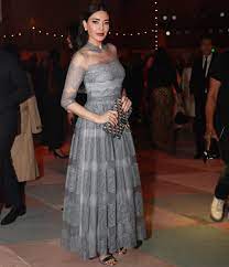 سيرين عبد النور on instagram علمتني الحياة اعرف ابتسم بكل الظروف وبكل الاوقات لاني امرأة قوية بالفعل مش با dresses formal dresses long strapless dress formal