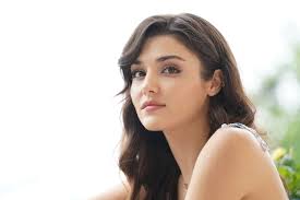 Love Is in the Air Episode 1.2 (TV Episode 2020) - Hande Erçel as Eda  Yildiz - IMDb