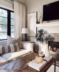 Pes Pretos Janelas Pretas E Outros Metais E Pormenores Pretos Sofa Claro Madeiras Mesa Home Decor New Living Room Living Room Inspo