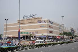 The shopping mall consists of 260 retail outlets, most notably popular bookstores, a bookshop owned by popular holdings. Mall Of Malaysia