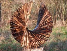 Les Bricoles De La Liss Sculptures En Metal Bois Et Outils Recycles Sculpture En Tasseaux Shou Sugi Ban Bed And Breakfast Chateau D Eau Bois Brule