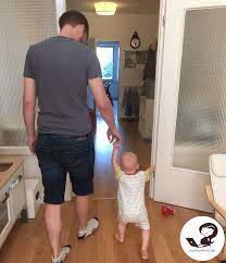 13 Monate Kleinkind Lauft An Einer Hand