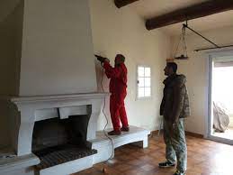 Comme nous parlons ici des plaquettes de parement pour habiller une cheminée, vous devez les choisir pour leur l'aspect pierre apparente dans une maison, qu'elle soit ancienne ou moderne, est très prisé. Avant Apres Une Cheminee Traditionnelle Se Metamorphose