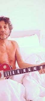 Polémica por la tapa del nuevo disco de Fito Páez: en un montaje, aparece  su cara sobre el cuerpo desnudo de una mujer 