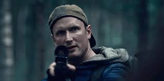 Eklenme tarihi 27 temmuz 2020 |telif hakkı henrik ohsten / netflix sanatçılar alba august, mikkel boe folsgaard. Mikkel Folsgaard Bio Age Net Worth Married Nationality Body Measurement Career