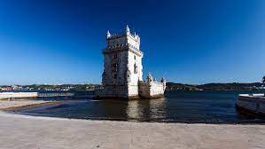 Der torre de belém, ein rund 35 meter hoher turm, welcher heute eine aussichtsplattform beherbergt und eines der wenigen gebäude in der portugiesischen hauptstadt, welches das große erdbeben von 1755 überdauert hat. Torre De Belem In Lissabon