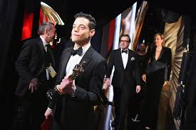Handmade from 100% reclaimed exotic wood. Everyone At The Oscars Really Tried To Straighten Rami Malek S Bow Tie Vanity Fair