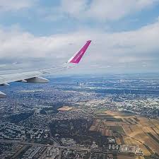 Wizz air operează în prezent curse pe 250 de rute din europa, reţeaua de destinaţii fiind în permanentă dezvoltare, iar pentru a menține costurile reduse, wizz air folosește aeroporturile secundare din marile orașe. Wizz Air AnunÈÄ Oficial CÄ PrelungeÈte Perioada De Suspendare A Rutelor Din Romania