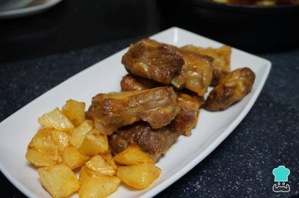 Receta de Costillas en salsa con patatas fritas