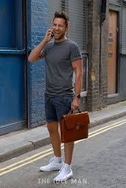 Men S Street Style Office Casual Switch Up Your Office Wear For The Summer With A Shorts And T Shirt Combo A Sharp Pair Of Cle Muzhskoj Stil Stil Muzhchiny