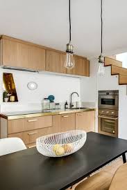 Meubles blanc et bois clair et plancher assorti dans la cuisine avec ilot central bar et tabouret meuble blanc et bois cuisine blanche et bois cuisine moderne. Cuisine Blanc Et Bois Idees Deco Cote Maison