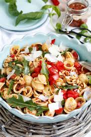 Die getrockneten tomaten 10 minuten in heißem wasser einweichen, herausnehmen und in sehr feine würfel schneiden. Italienischer Nudelsalat Mit Rotem Blitz Pesto Emmikochteinfach