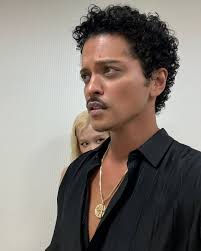 Bruno Mars and Rosé at the MAMA Awards with Trophies and pizza! 🤍🖤