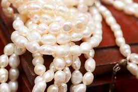 A traditional strand of white pearls can range from $100 (freshwater pearl necklace) to $10,000 (akoya pearl necklace). How To Tell If A Pearl Is Real Here Are Some Tips Tps Blog