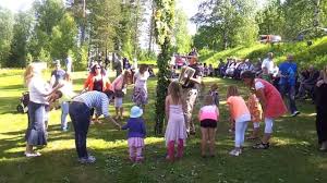 I nordeuropeisk tradition på midsommarafton lövklädd och blomsterprydd stång runt vilken det traditionellt dansas ringdanser och lekar. Dans Runt Midsommarstang I Mansbyn Kalix 2013 Youtube