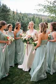 Un cortège de robes de demoiselle d'honneur : Sage Green Bridesmaid Dresses Bridesmaid Bridesmaiddresses Http Www Roughluxejewelry Com Robe De Temoin Mariage Demoiselle D Honneur Mariage Mariage Vert