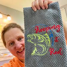 I made these table runners and matching towels for my kids ❤️❤️ I love my  embroidery machine