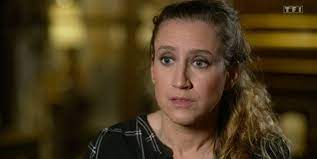 Avec l'aide de deux de ses quand elle tombe enceinte à 17 ans, sa mère la chasse et valérie bacot ne voit son salut que dans. Un Jour Il M Aurait Tuee Valerie Bacot Temoigne Avant Son Proces Pour Le Meurtre De Son Mari Violent Marie Claire
