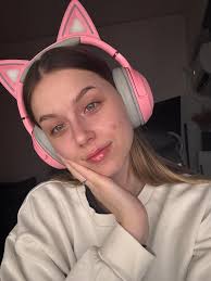 Anybody need a gamer girl?🥺