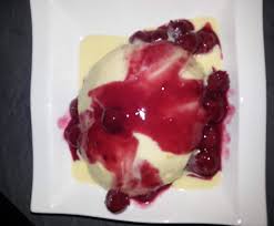 Dampfnudel Mit Heissen Kirschen Und Vanillesosse Rezept Dampfnudeln Heisse Kirschen Leckereien