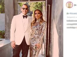 У дженнифер лопес есть двое детей от брака с марком энтони — сын и дочь (близнецы) максимиллиан дэвид мюньис и эмми мэрибель мюньис (род. Dzhennifer Lopes Poluchila Kolco Za 4 5 Mln Ot Budushego Chetvertogo Muzha Mk