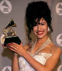 Selena y su legado: una leyenda en el mundo de música – Pórtico