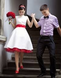 Maybe you would like to learn more about one of these? Kurzes Brautkleid In Rot Und Weiss Fur Das Standesa Kurzes Hochzeitskleid Rote Hochzeitskleider Braut