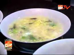 Sesuai dengan namanya, cara membuat nasi goreng adalah dengan menggoreng nasi putih yang telah diberi bumbu tambahan, seperti kecap manis, garam, merica, saus tiram, dan ditambah dengan telur dadar. Binte Biluhuta Milu Siram Makanan Khas Gorontalo Youtube