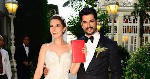 Fahriye evcen'in düğününde giydiği 3 gelinlik de raşit bağzıbağlı imzası taşıyor. Dugunden Sonra 100 Gelinlik Siparisi Aldik Cumartesi Sabah Haberleri