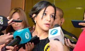 Ministra de Hacienda defiende aumento del 12% para docentes