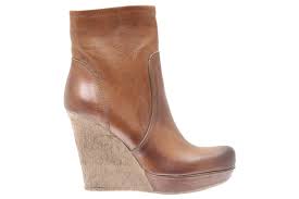 Glam' et sensuelles, les sandales révèlent d'autant mieux leur forme seyante. Courant Conseil Sarcome Bottines Compensees Cuir Tue Compatible Avec Aller Chercher