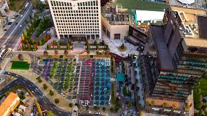 Piazza operei, piazza unirii ed il grande centro commerciale iulius mall & auchan ci sono i luoghi più frequentati degli turisti per che c'e sempre pieno di tanta gente. La Iulius Town RÄman Deschise Hipermarketul Auchan Farmacia CurÄÈÄtoria Èi Pet Shop Urile Timpolis Stiri News Ziar Timisoara