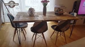 Cette table de salle à manger en bois massif vernis et pieds en poutres métalliques est à la croisée de l'esprit campagne convivial et du concept robuste et durable du style industriel. Comment Fabriquer Une Table Youtube