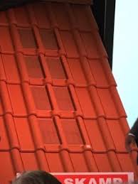 Ja, dakpannen met zonnecellen erin hebben een groter oppervlak nodig om dezelfde opbrengst te leveren als normale panelen. Zonnepaneel Nu Ook In Rode Dakpan Loket Duurzaam Wonen Plus
