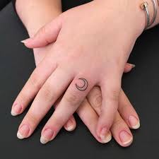 Halbmond Tattoo Welche Bedeutung Steckt Dahinter Und Viele Wunderschone Inspirationen Finger Tattoos Discreet Tattoos Pen Tattoo