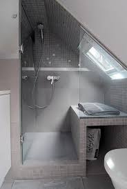 Wenn sie die dachschräge fliesen sollten sie die fugen so klein wie möglich halten. Klasse Einteilung Fur Ein Kleines Badezimmer Mit Dachschrage Badezimmer Dachschrage Dachboden Dusche Badezimmer