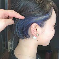 サトウユキさんのスナップ 黒髪 ショート モード ポイントカラー インナーカラー ポイントカラー 青 インナーカラーブルー ショートのヘアスタイル ヘアスタイリング ショート パーマ