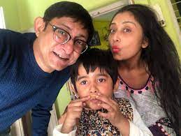 Poster of 'sandeep aur pinky faraar' (image source: Kanchan Mullick Meets Wife And Son After Nearly Three Months Bengali Movie News Times Of India