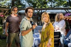 Henning baum (born 20 september 1972) is a german film and tv actor. Gleich Knallt S Hartmut Henning Baum Li Und Markus Oliver Wnuk Mogen Einander Noch Nicht Lena Birte Hanusrichter Li Und Ihre Mutter Helga Inga Dietrich Behalten Das Wachsam Im Auge Stuttgarter Zeitung