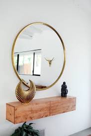 Minimal Entryway Decor With A Large Round Mirror With Gold Frame Decoracion Entradas De Casa Decoracion De Entrada Muebles De Entrada