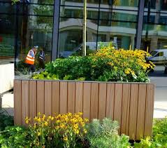 Ein hochbeet kann man aus verschiedenen materialien bauen. Hochbeet Fur Balkon Selber Bauen Und Bepflanzen 20 Tipps